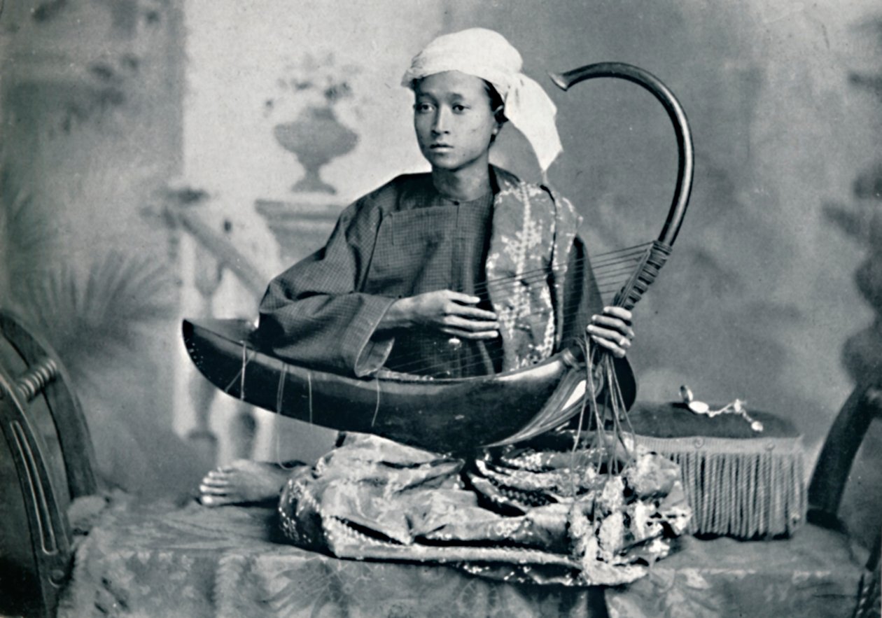 बर्मी वीणा वादक, 1902 द्वारा अज्ञात