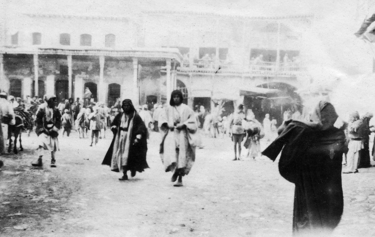 मोसुल, मेसोपोटामिया, 1918 में व्यस्त चौक द्वारा अज्ञात