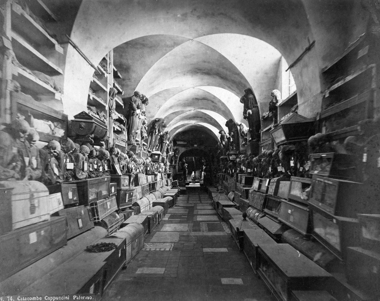 कैपेचिन्स ऑफ़ द कैपुचिन्स, पलेर्मो, इटली, c1910s द्वारा अज्ञात