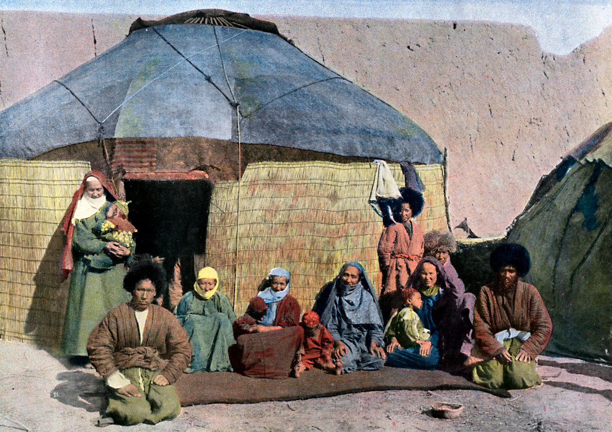 उनके घर के बाहर मध्य एशियाई परिवार, c1890 द्वारा अज्ञात