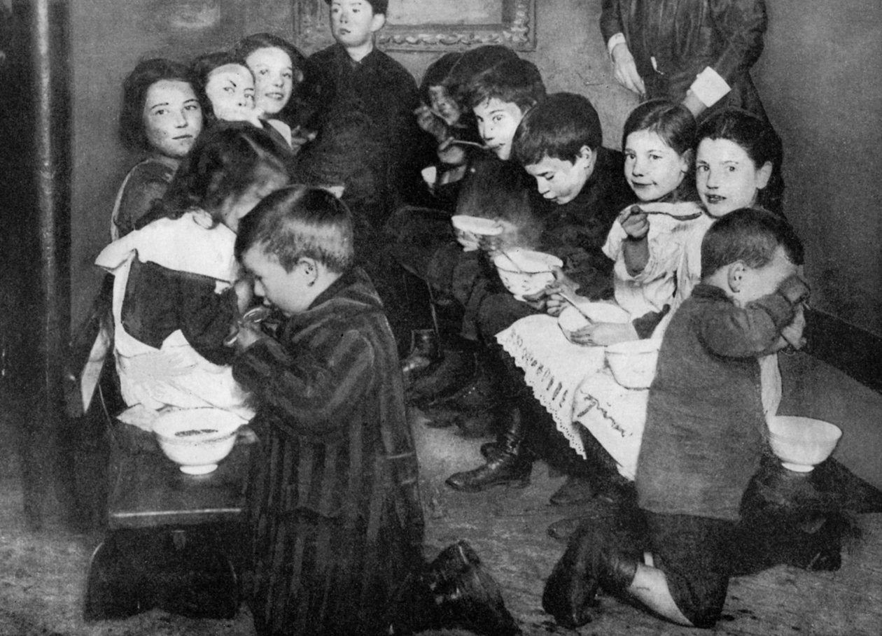 एक सांप्रदायिक रसोईघर में बच्चे, लंदन, 1917 1936 द्वारा अज्ञात