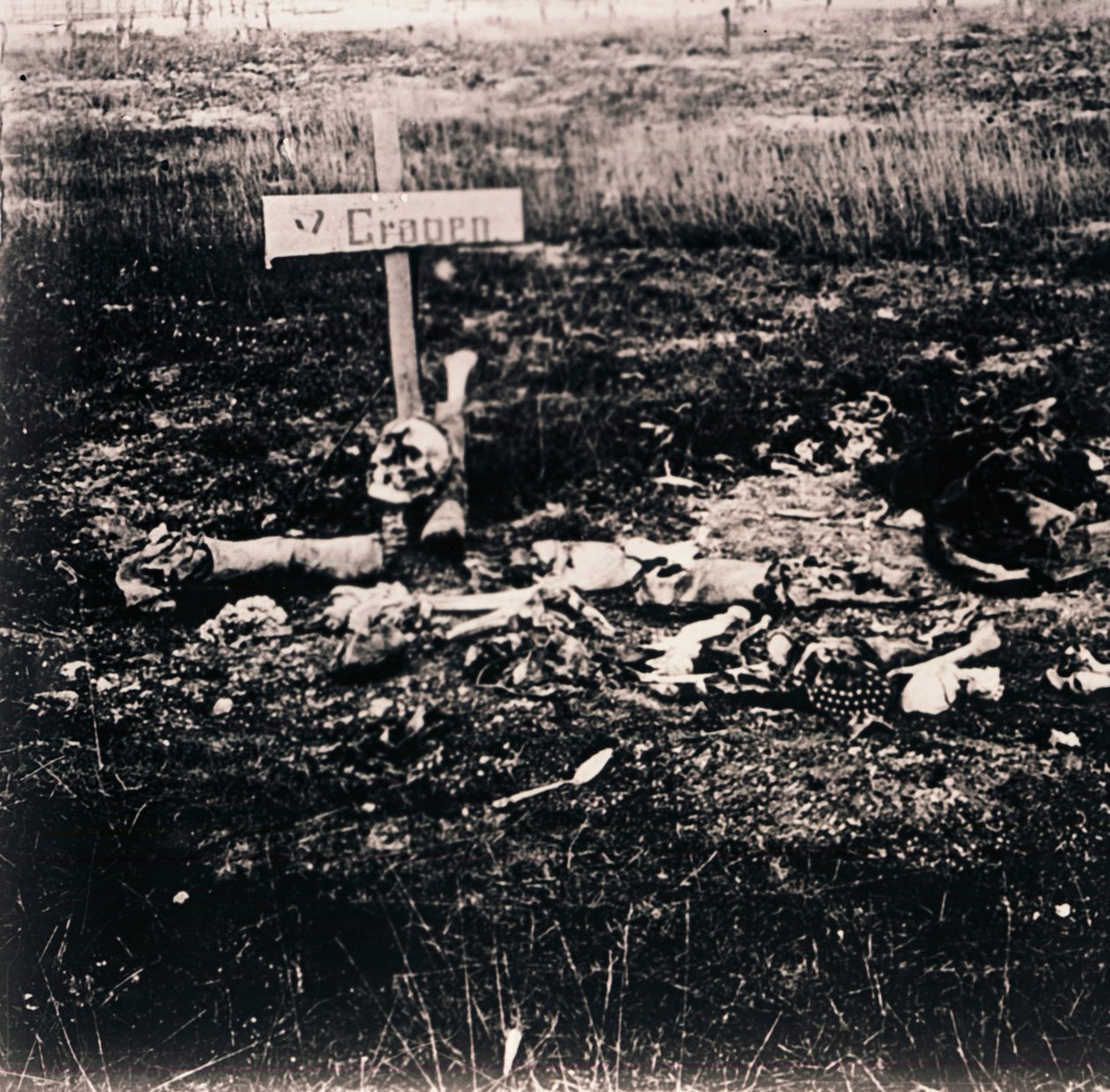 क्रॉस और मानव अवशेष, c1914-c1918 द्वारा अज्ञात