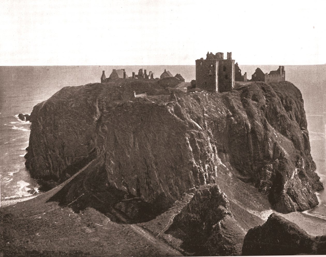 डनोटार कैसल, स्टोनहेवन, स्कॉटलैंड, 1894। द्वारा अज्ञात