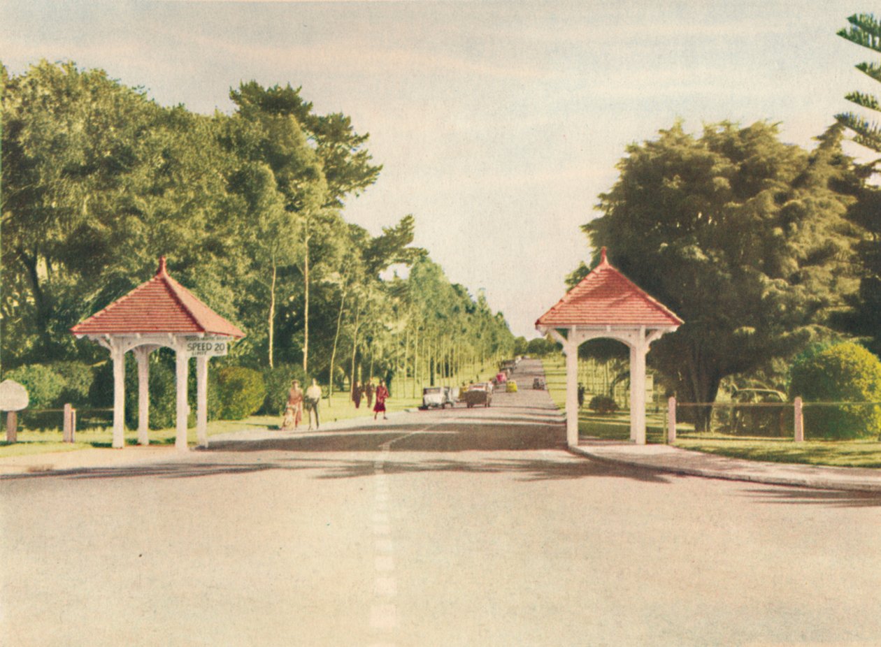 किंग्स पार्क में प्रवेश, c1947। द्वारा अज्ञात