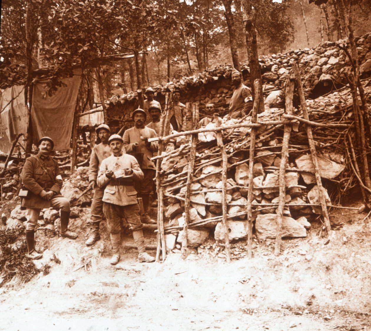 फर्स्ट-एड पोस्ट, आर्गन, उत्तरी फ्रांस, c1914-c1918 द्वारा अज्ञात