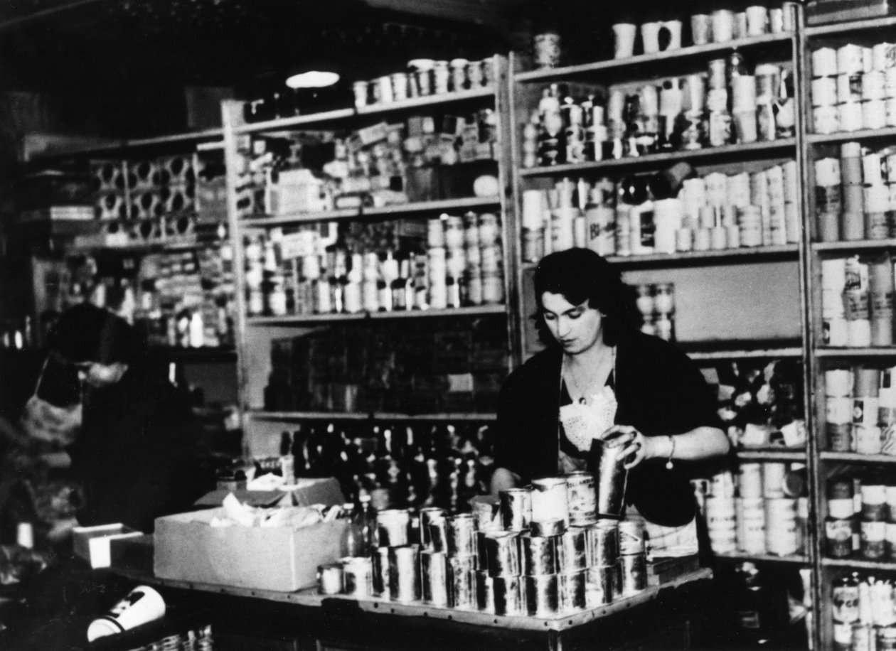 कब्जे वाले पेरिस में खाद्य भंडार, c1941 द्वारा अज्ञात