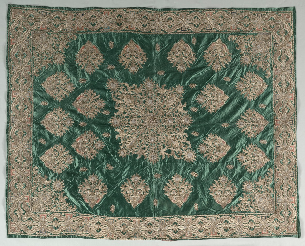 गोल्ड-थ्रेड कशीदाकारी कवर, 1800s। द्वारा अज्ञात