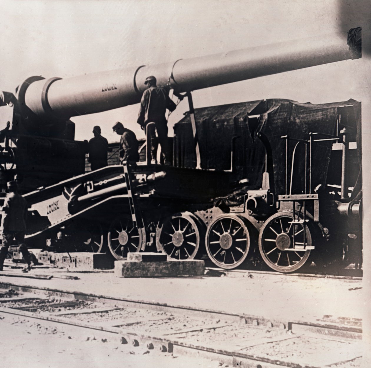 ट्रेन पर भारी तोपें, c1914-c1918 द्वारा अज्ञात