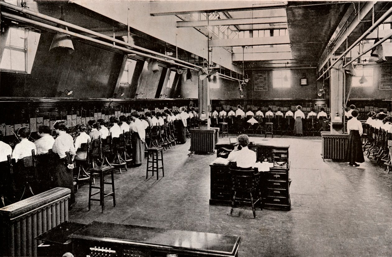 एक बड़े टेलीफोन एक्सचेंज में, c1916 द्वारा अज्ञात