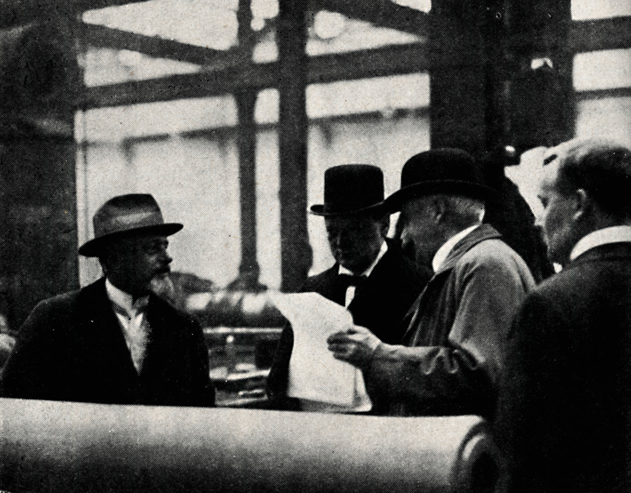 आर्म्स फैक्ट्री का निरीक्षण, c1917, 1945। द्वारा अज्ञात