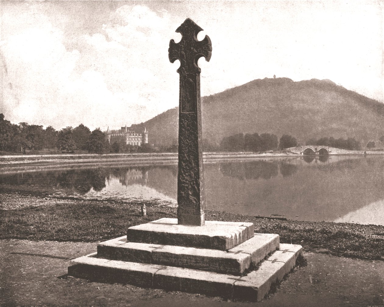 इन्वरेराय कैसल और सेल्टिक क्रॉस, अरगिल, स्कॉटलैंड, 1894। द्वारा अज्ञात
