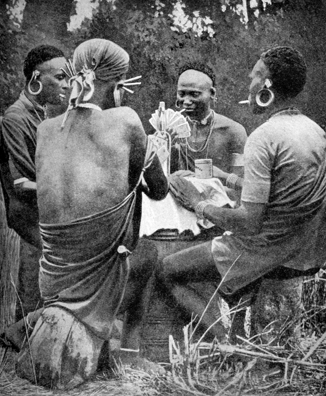 केन्याई पुरुष ताश खेलते हुए, 1922 द्वारा अज्ञात