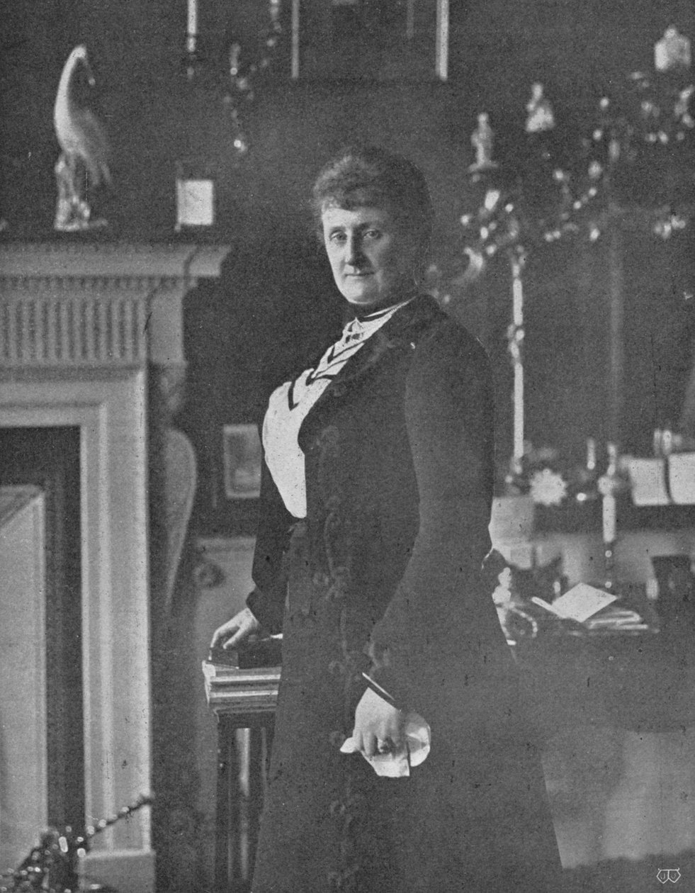 लेडी लैन्सडाउन अपने लेखन की मेज पर, c1903, 1903 द्वारा अज्ञात