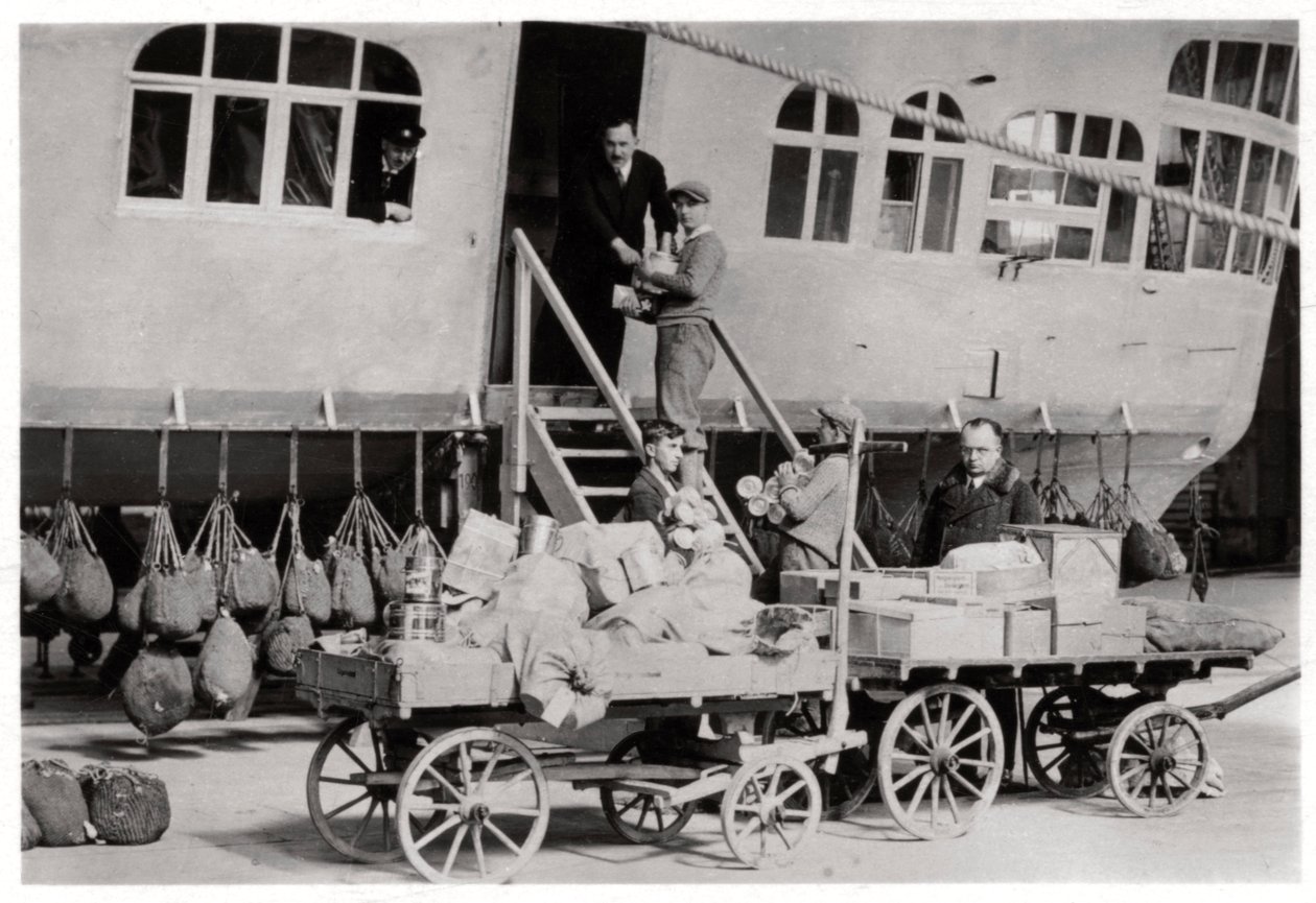 लोड हो रहे प्रावधानों, ज़ेपेलिन एलजेड 127 ग्रेफ़ ज़ेपेलिन, 1933 द्वारा अज्ञात