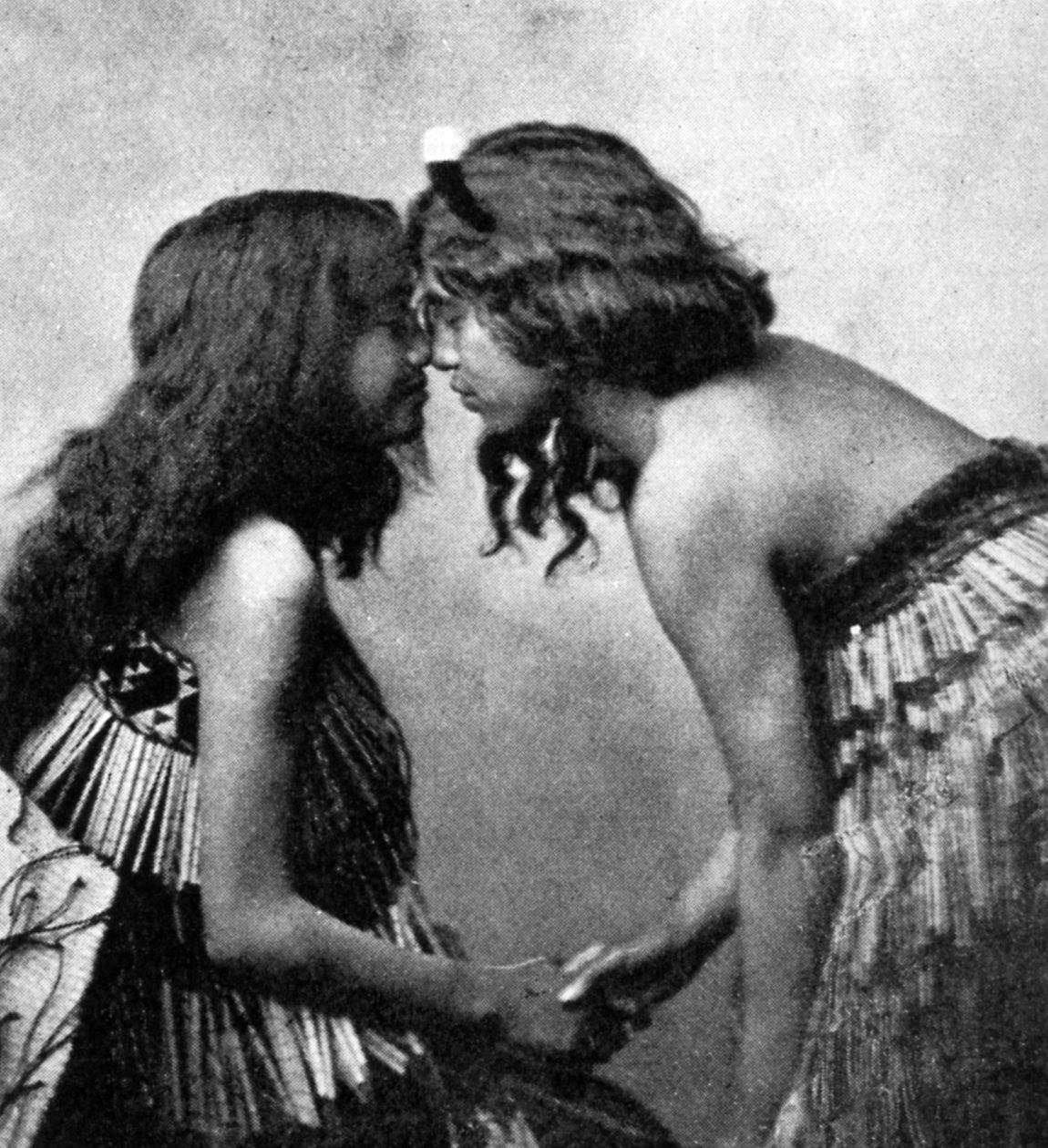 माओरी लड़कियों को नाक रगड़ते हुए, c1920 द्वारा अज्ञात