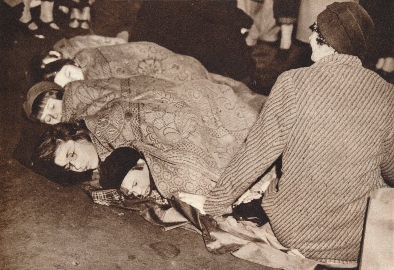 1937 में मॉल में आधी रात द्वारा अज्ञात