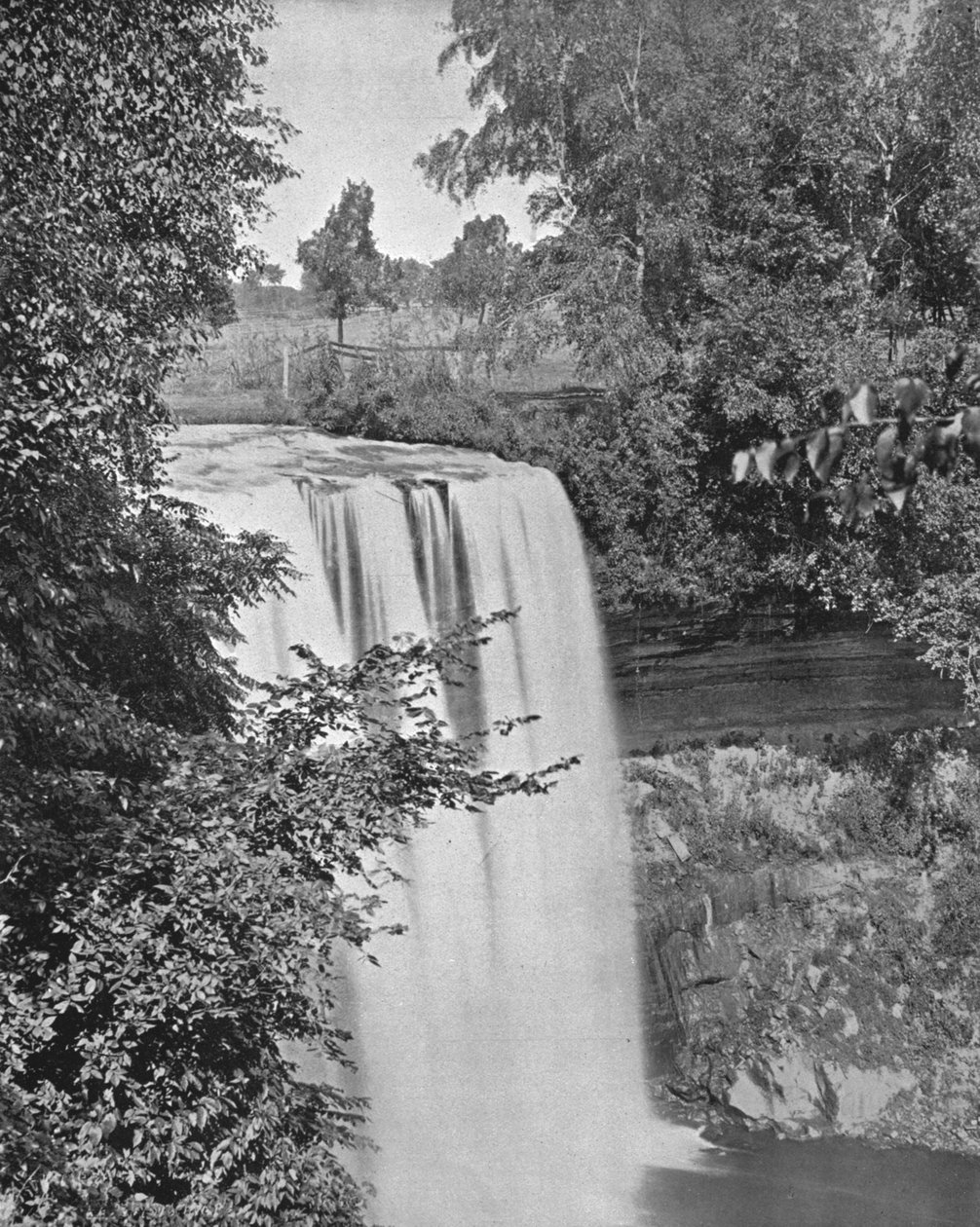 मिननेहा जलप्रपात, मिनियापोलिस, मिनेसोटा, अमेरिका, c1900। द्वारा अज्ञात
