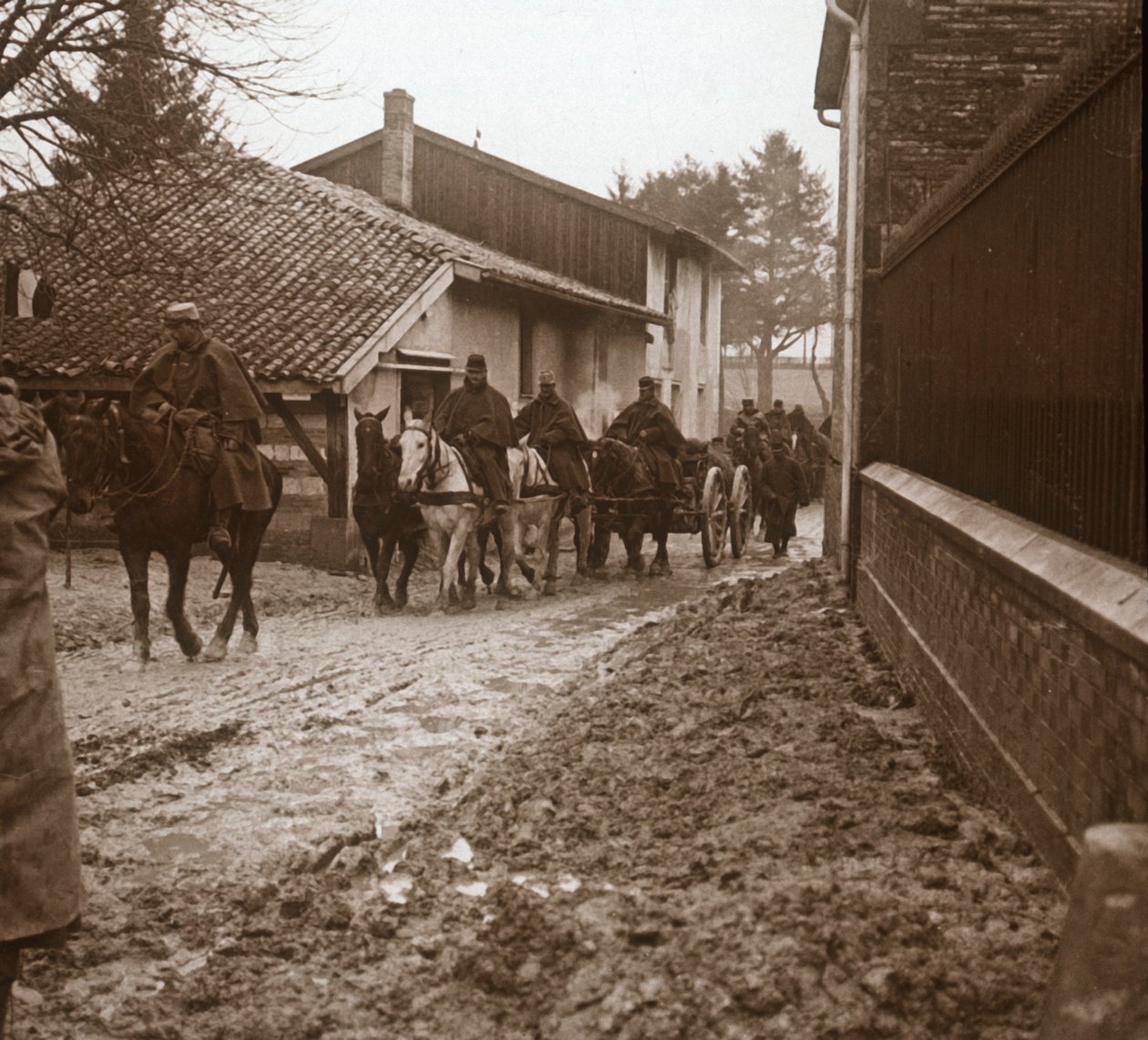 तोपखाने के साथ घुड़सवार फ्रांसीसी सैनिक, c1914-c1918 द्वारा अज्ञात
