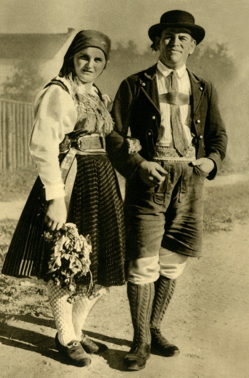 पारंपरिक पोशाक में न्यूलीवेड्स, कारिन्थिया, ऑस्ट्रिया, c1935। द्वारा अज्ञात
