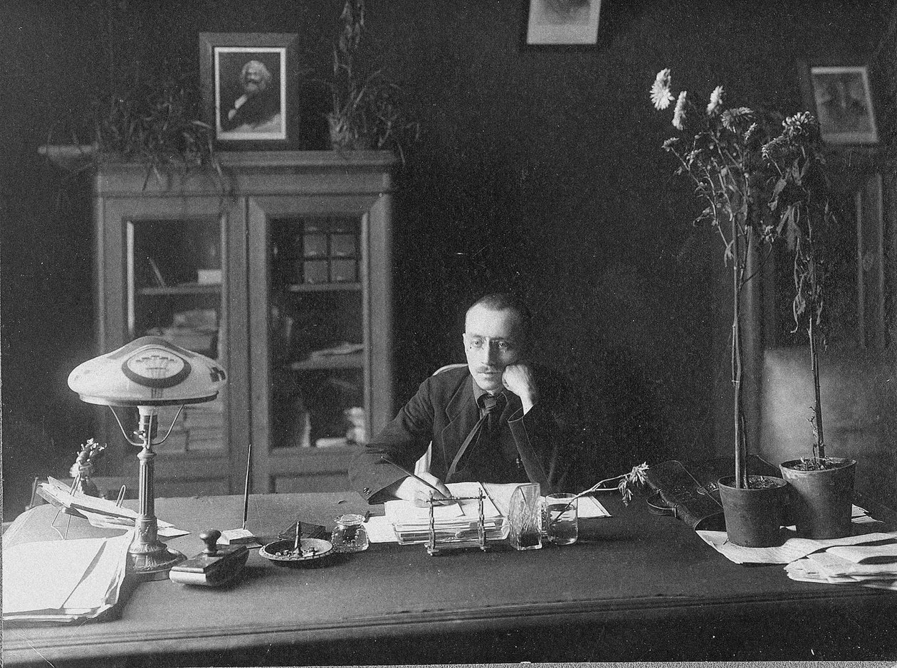 निकोले अलेक्जेंड्रोविच माइलुटिन 1889-1942 द्वारा अज्ञात