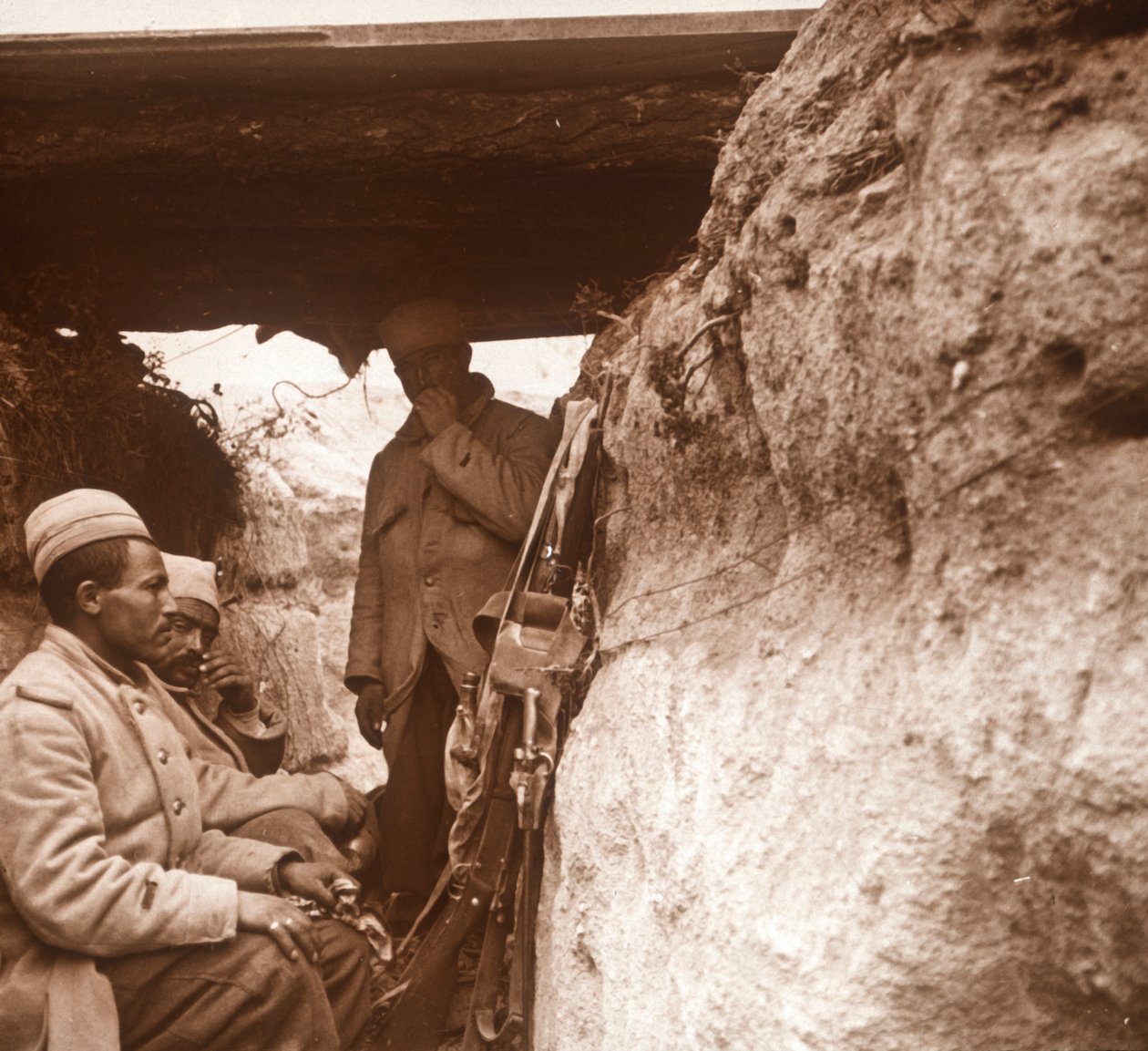 खाइयों में उत्तर अफ्रीकी पैदल सेना, c1914-c1918 द्वारा अज्ञात