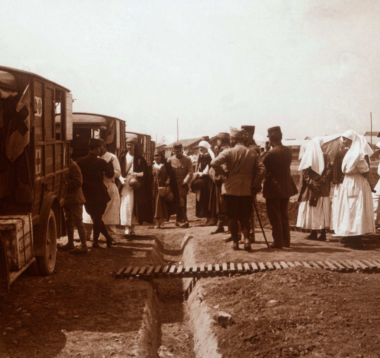 नर्स और रेड क्रॉस एम्बुलेंस, c1914-c1918 द्वारा अज्ञात