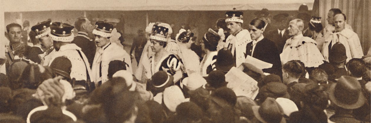 पीयर्स ने अपनी कारों की तलाश की, भीड़ से गुजरते हुए, 1937 द्वारा अज्ञात
