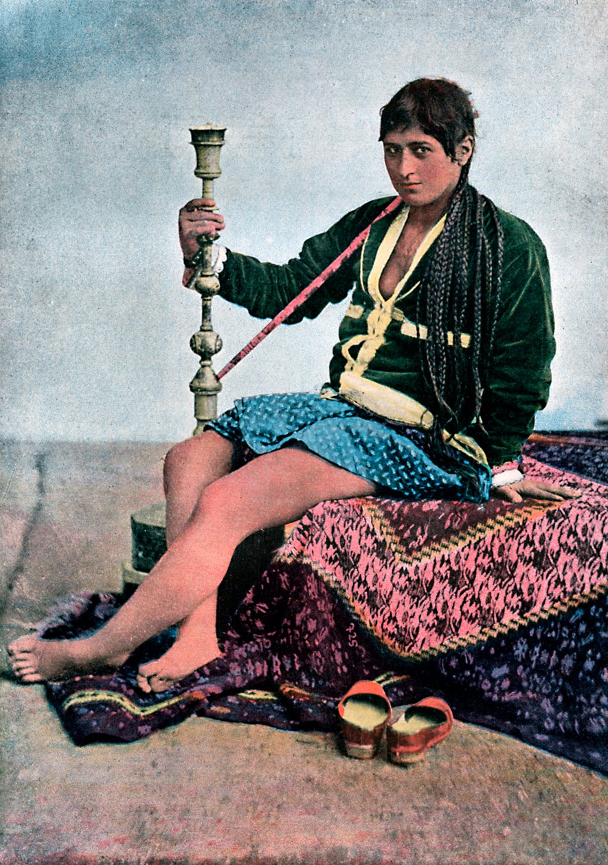 कलगन में फारसी महिला धूम्रपान, c1890 द्वारा अज्ञात