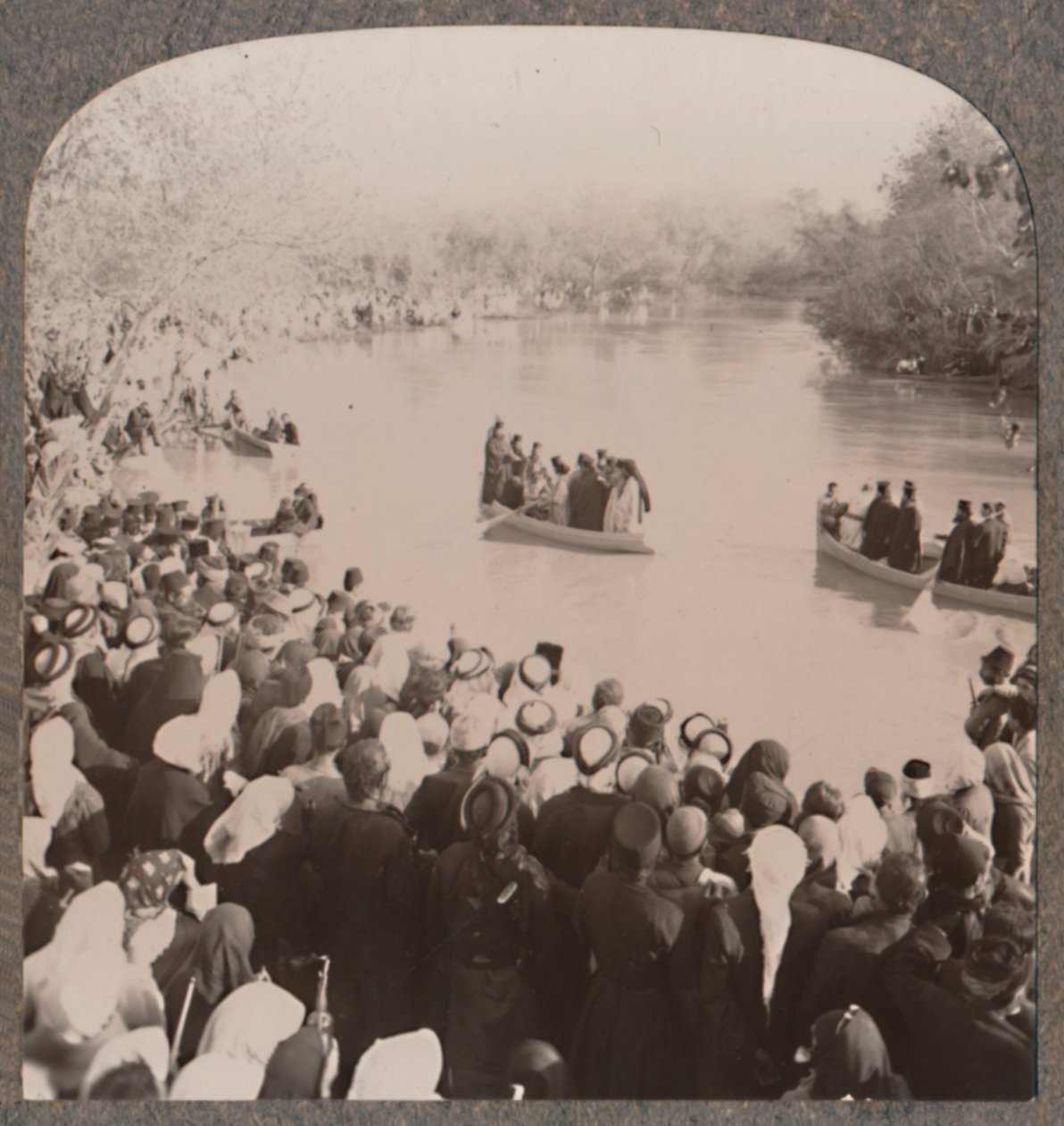 जॉर्डन को आशीर्वाद देने वाले पुजारी, c1900 द्वारा अज्ञात