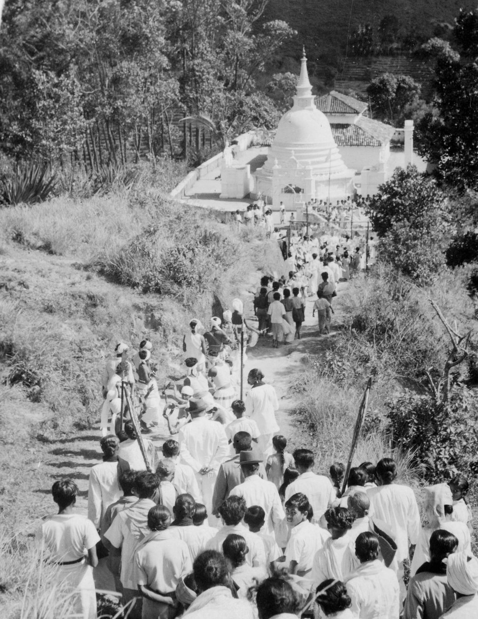 बौद्ध मंदिर, दीयातलावा, सीलोन के लिए जुलूस, c1945 द्वारा अज्ञात