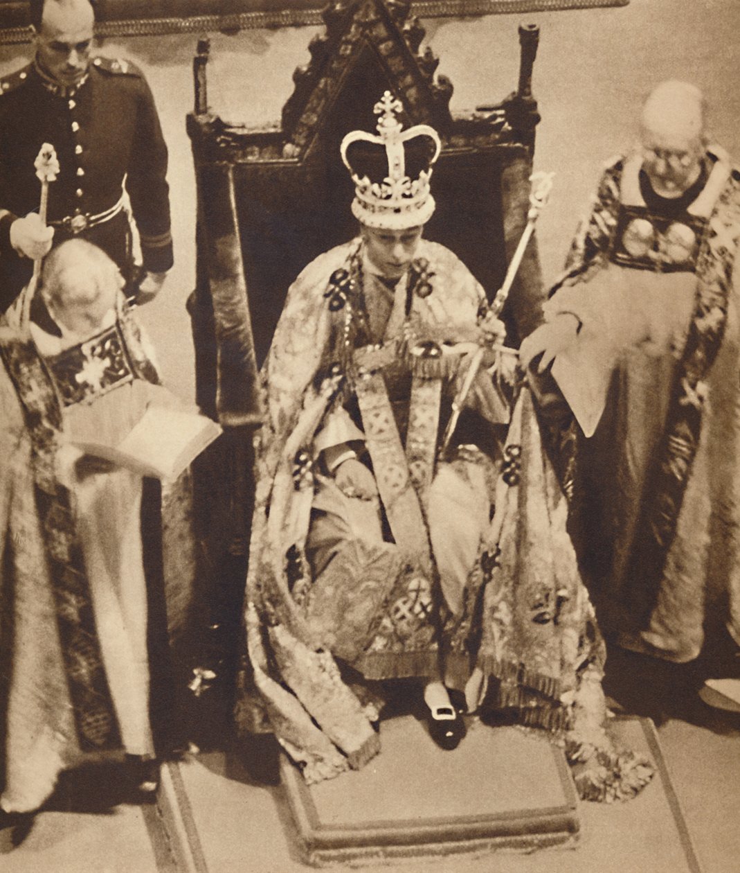 रॉबड एंड क्राउन, 12 मई 1937 द्वारा अज्ञात