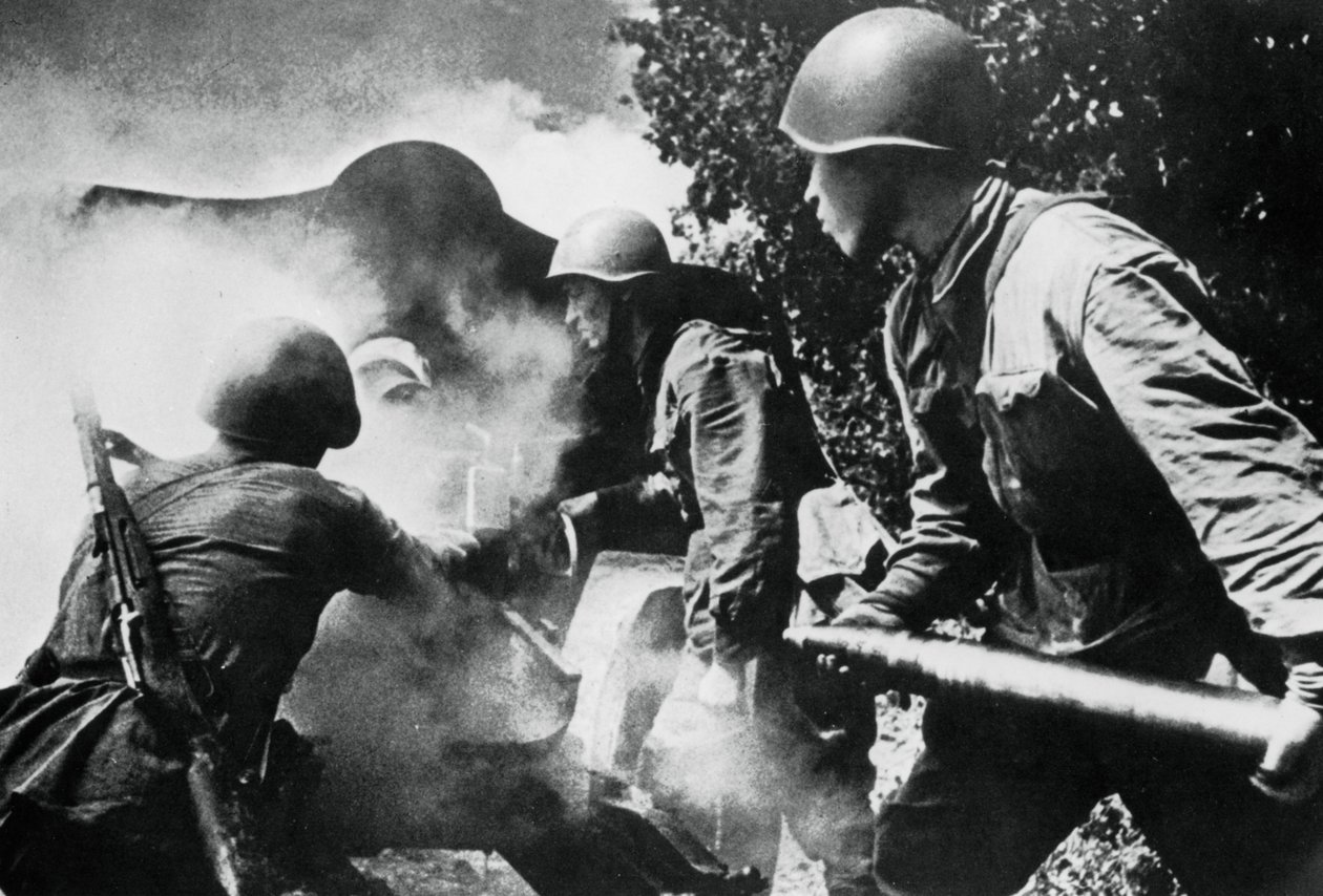 कार्रवाई में रूसी तोपखाने, पूर्वी मोर्चा, 1943 द्वारा अज्ञात