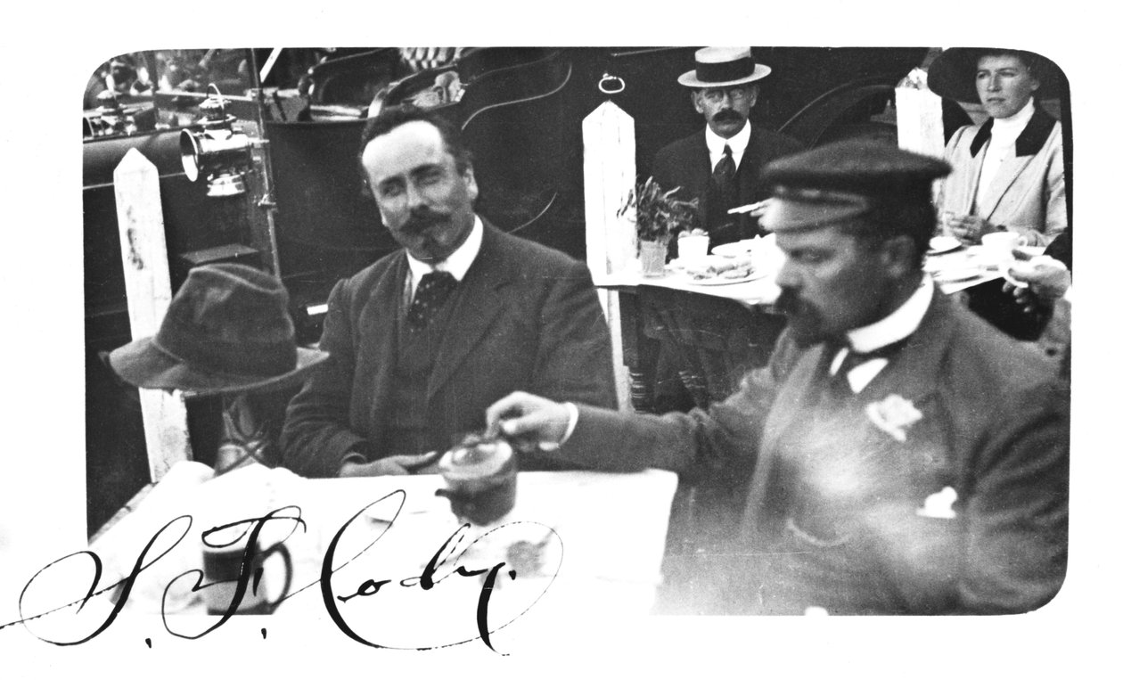सैमुअल फ्रैंकलिन कोडी 1862-1913, कैमरे का सामना कर रहा है द्वारा अज्ञात