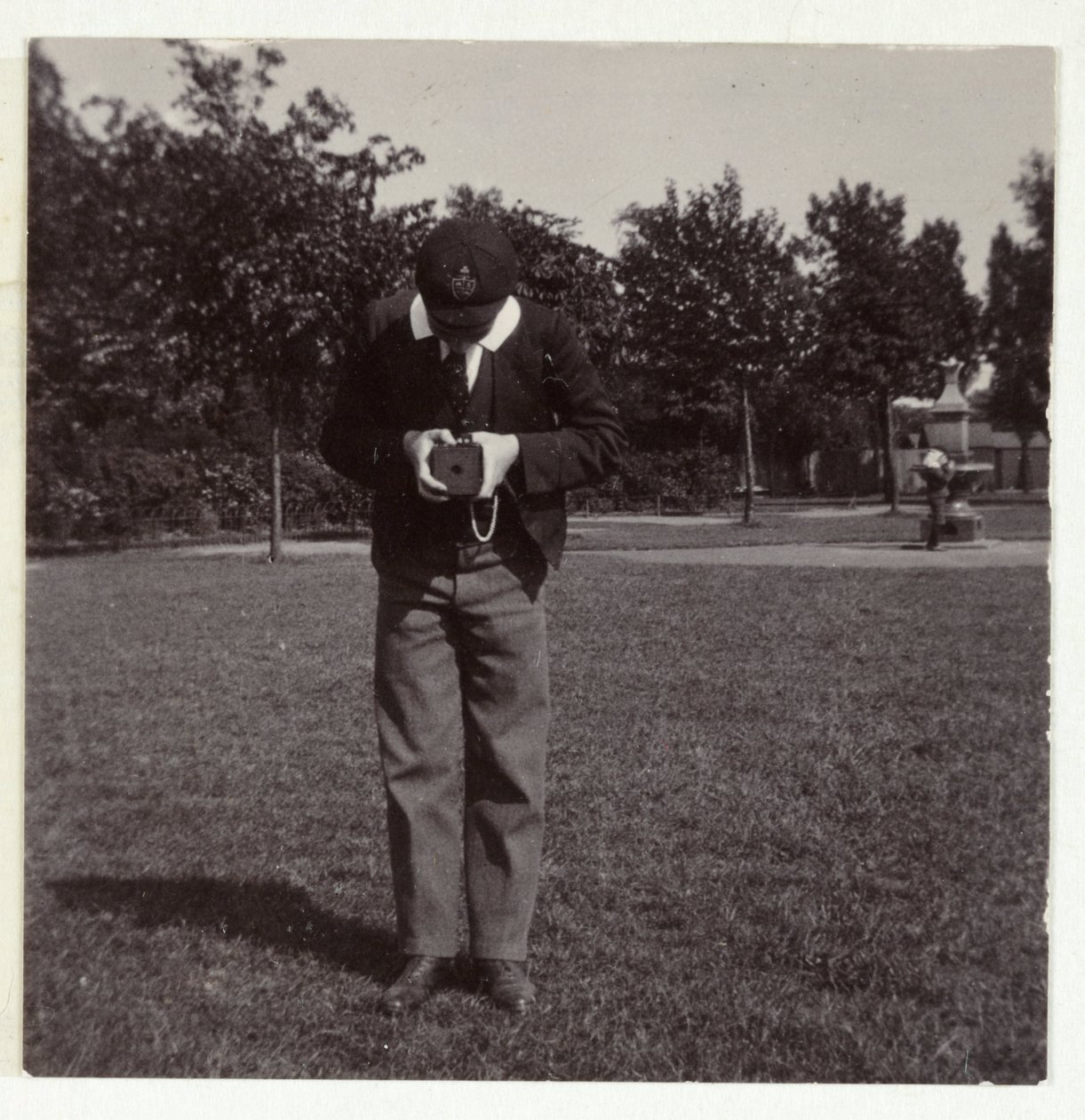 फोटो खिंचवाने वाला स्कूली छात्र, c 1905 द्वारा अज्ञात