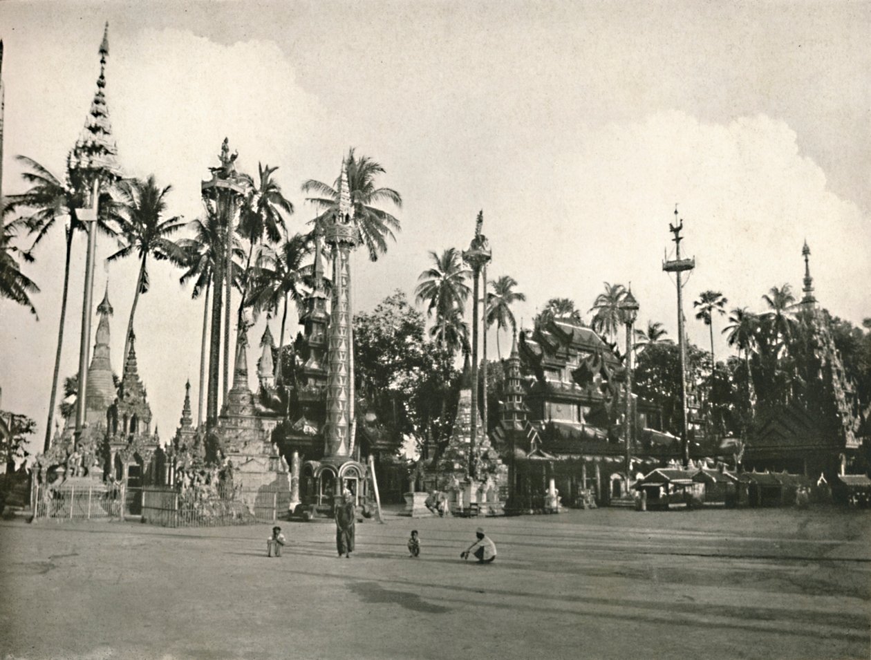 1900 में, श्वेगन वैगन पगोडा में श्राइन। द्वारा अज्ञात