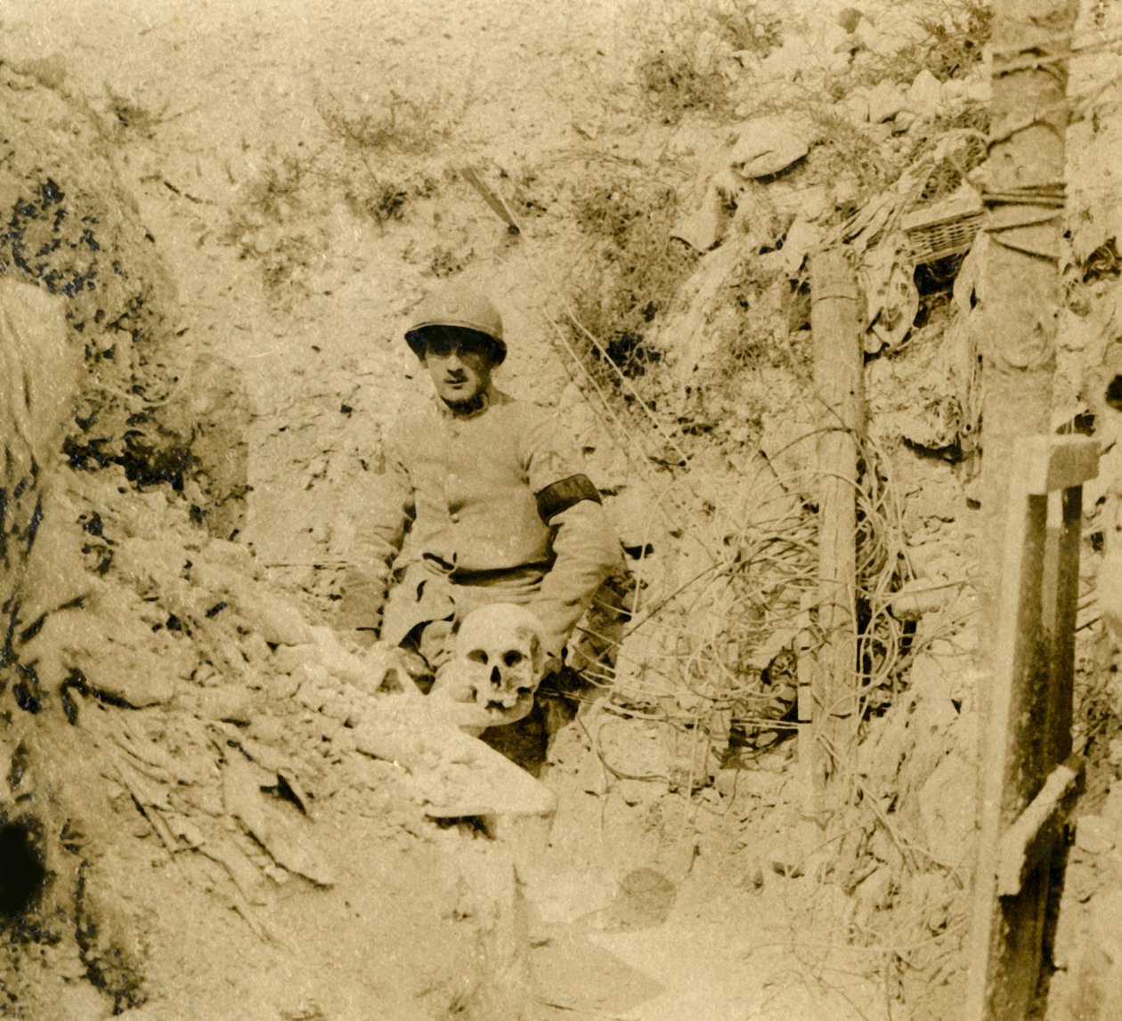 खोपड़ी खाइयों में दफन पाई गई, c1914-c1918 द्वारा अज्ञात