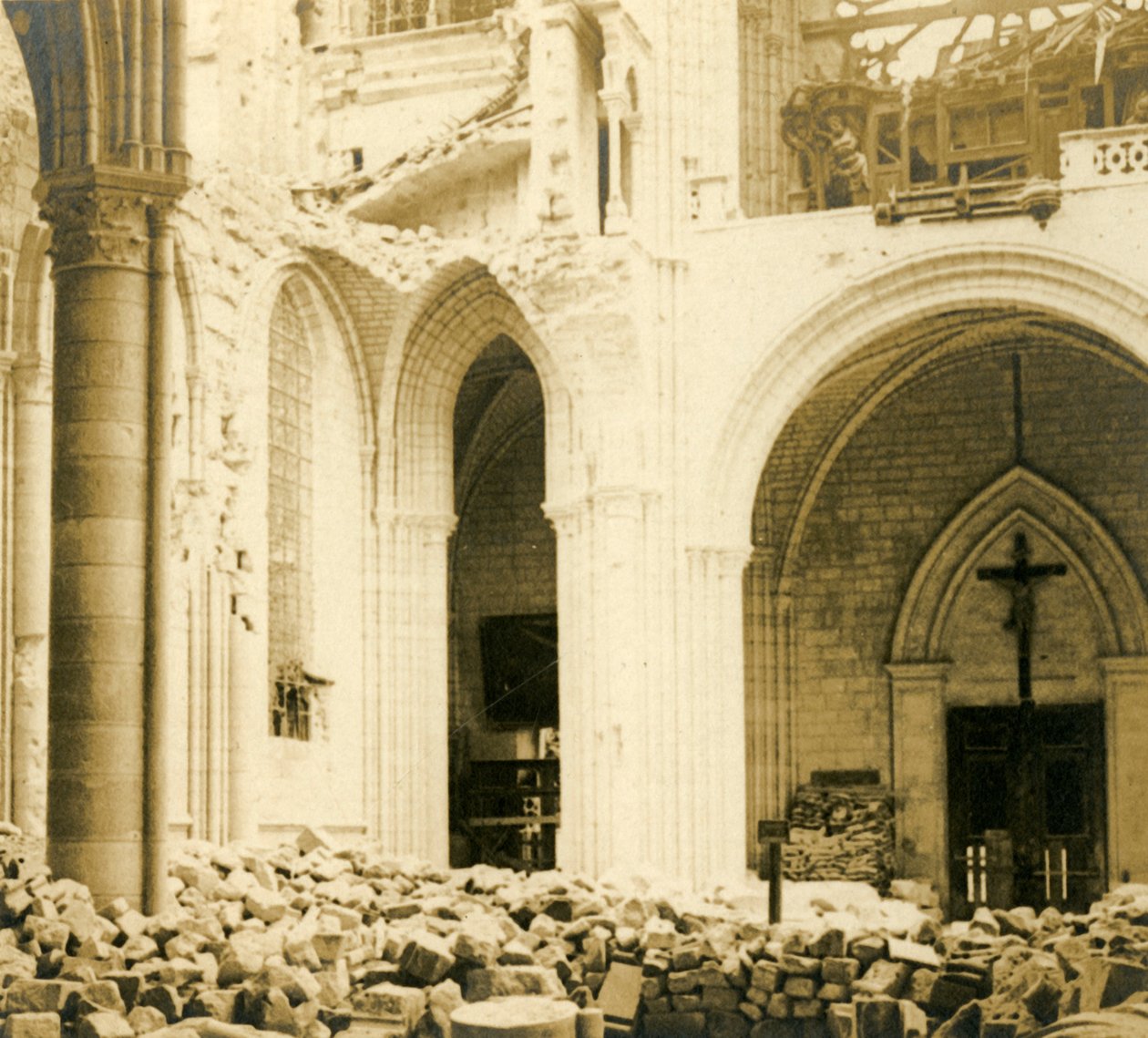 सोइसन्स कैथेड्रल, सोइसन्स, उत्तरी फ्रांस, c1914-c1918 द्वारा अज्ञात