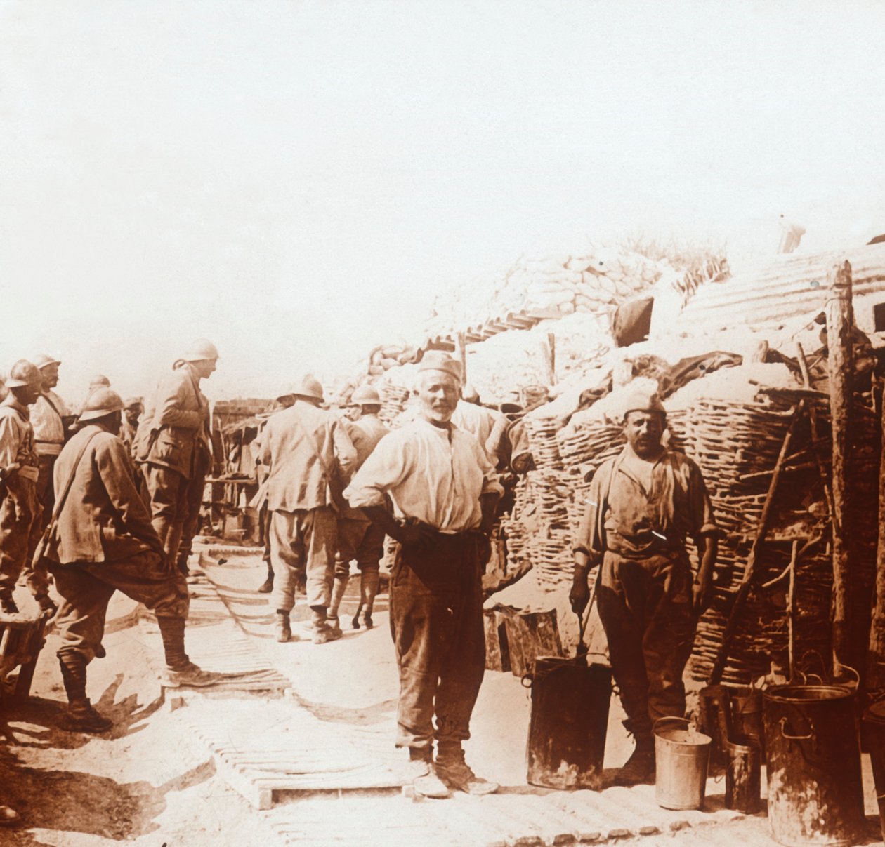 मेटल कंटेनर वाले सैनिक, c1914-c1918 द्वारा अज्ञात