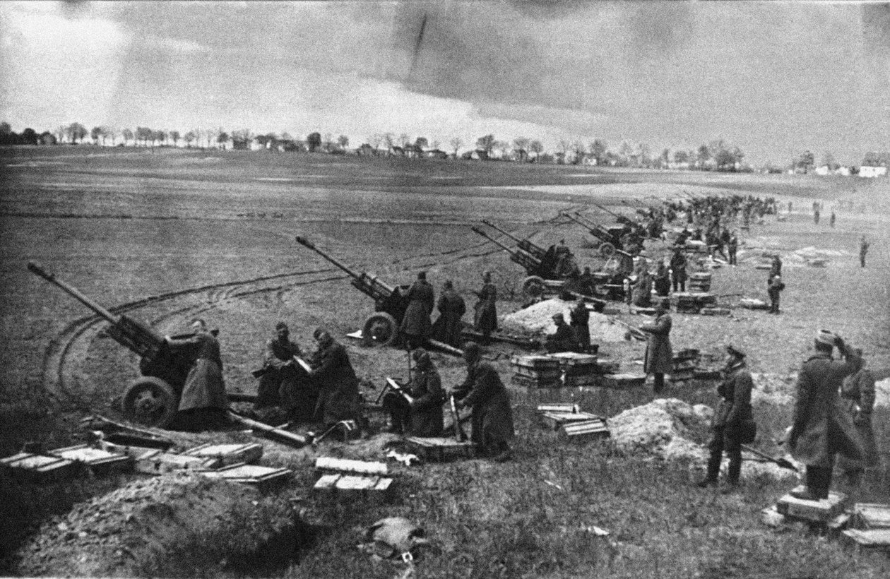 सीलो हाइट्स में सोवियत तोपखाने, अप्रैल 1945 द्वारा अज्ञात