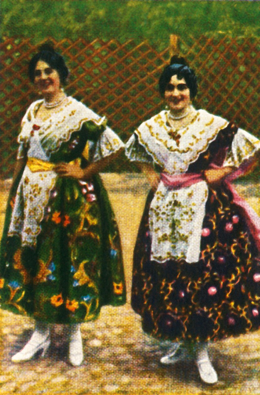 पारंपरिक वेशभूषा में स्पेनिश महिलाएं, c1928। द्वारा अज्ञात