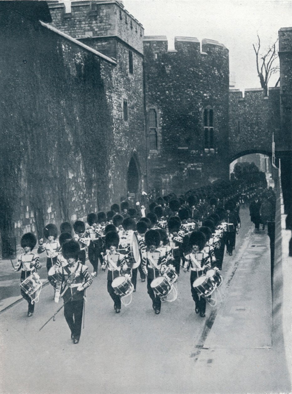 लंदन के टॉवर को छोड़ने वाले गार्ड्स, c1914 द्वारा अज्ञात