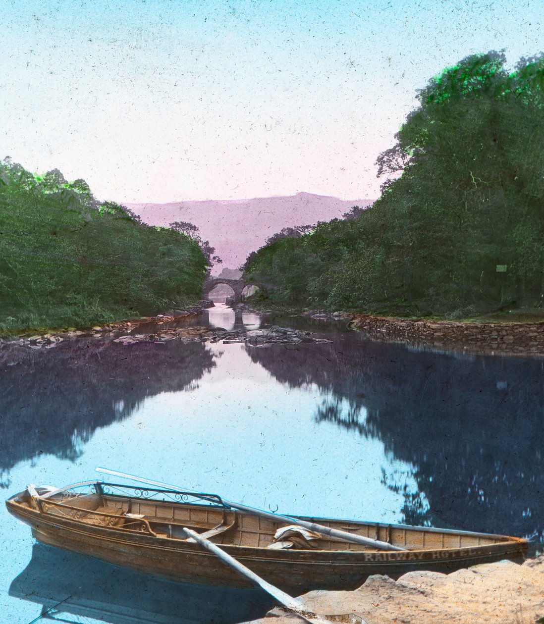 द मीटिंग ऑफ़ द वाटर्स, किलार्नी, c1910 द्वारा अज्ञात