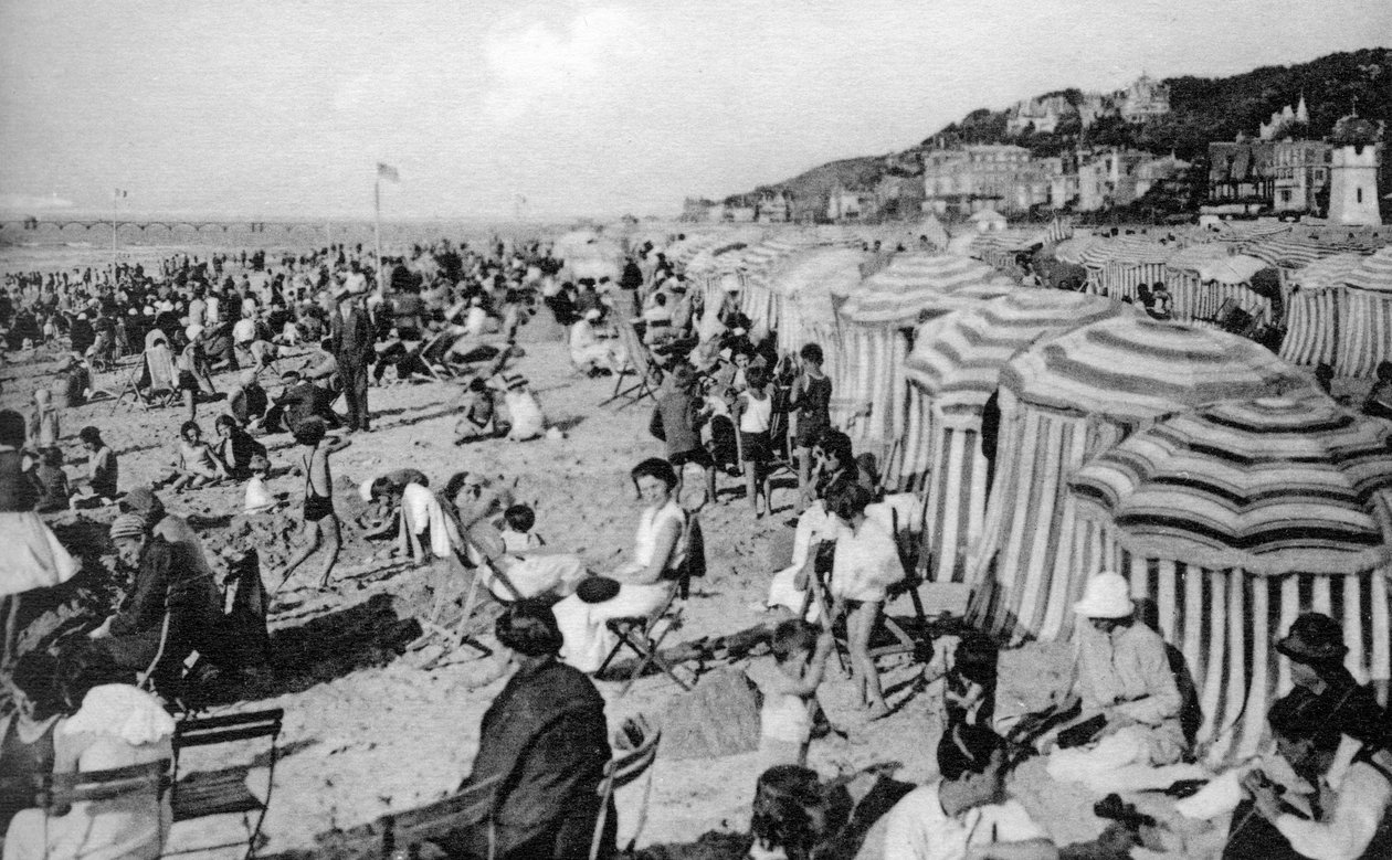 बीच, ट्रॉविल, फ्रांस, c1920s द्वारा अज्ञात