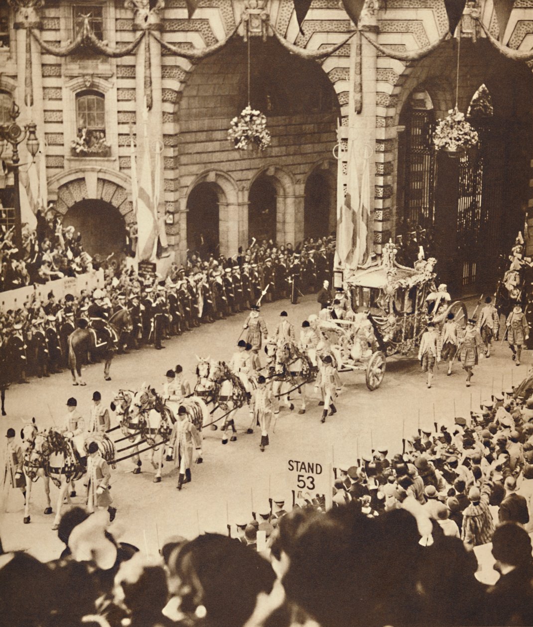 एडमिरल्टी आर्क के माध्यम से, 12 मई 1937 द्वारा अज्ञात