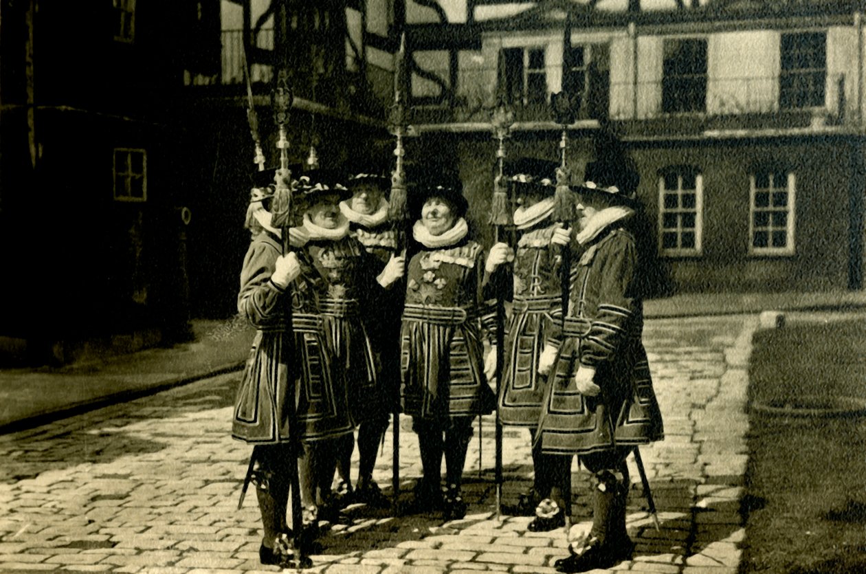 टॉवर ऑफ़ लंदन येमन वार्डर्स, c1920। द्वारा अज्ञात