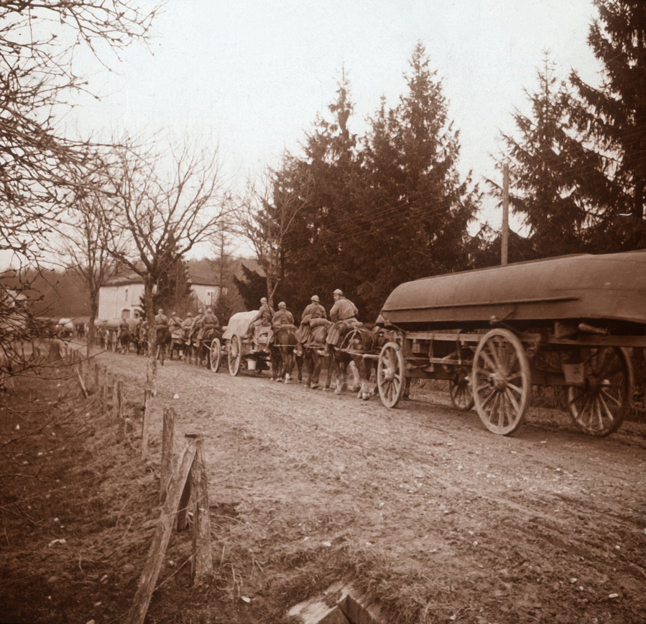 ट्रांसपोर्टिंग पोंटोन्स, सोमे, उत्तरी फ्रांस, c1914-c1918 द्वारा अज्ञात