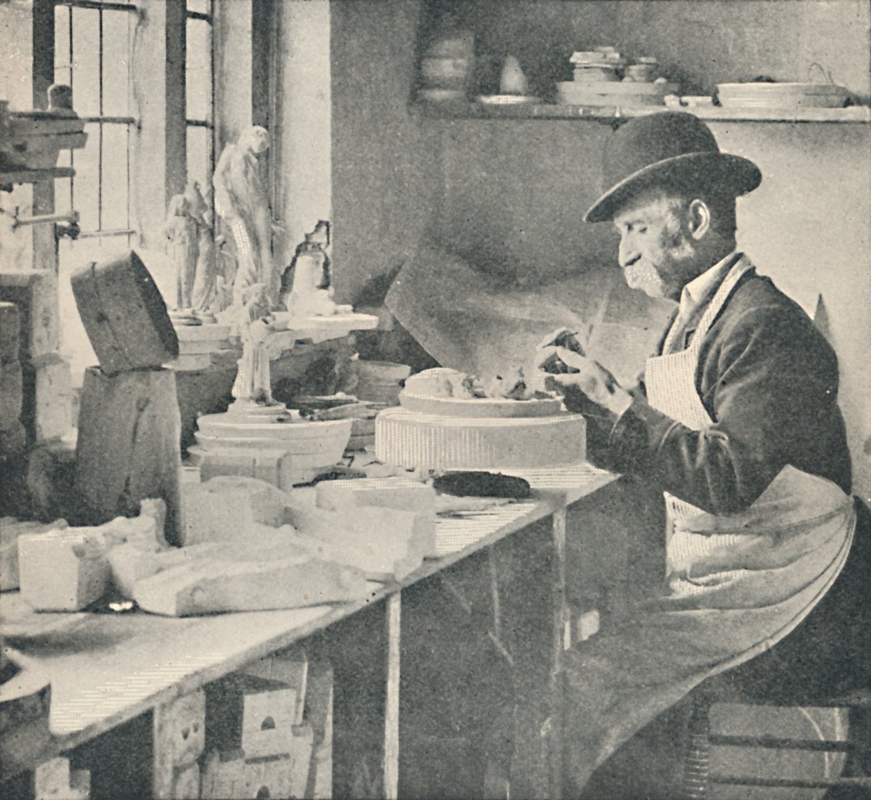कच्ची मिट्टी के कुछ हिस्सों को ट्रिम करते हुए, c1917 द्वारा अज्ञात