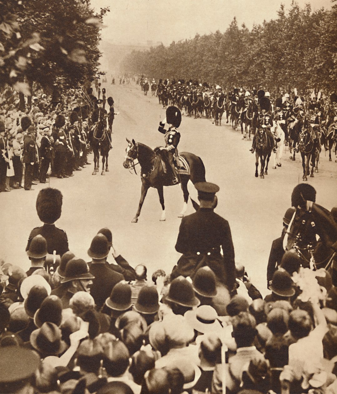 ट्रूपिंग द कलर पेजेंट्री, 1937 द्वारा अज्ञात