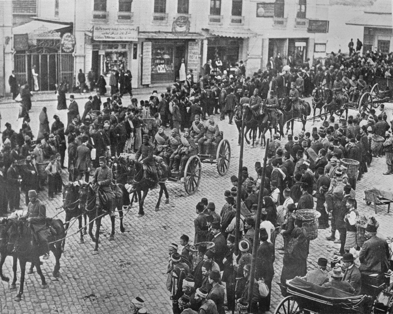 तुर्की तोपखाने कांस्टेंटिनोपल को सक्रिय सेवा पर छोड़ते हुए, 1915 द्वारा अज्ञात