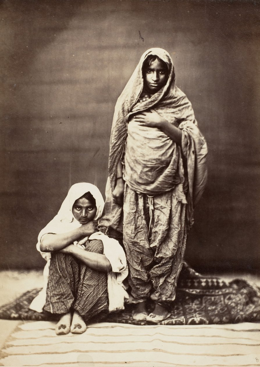 दो भारतीय महिलाएं, एक बैठी, 1860 के दशक। द्वारा अज्ञात